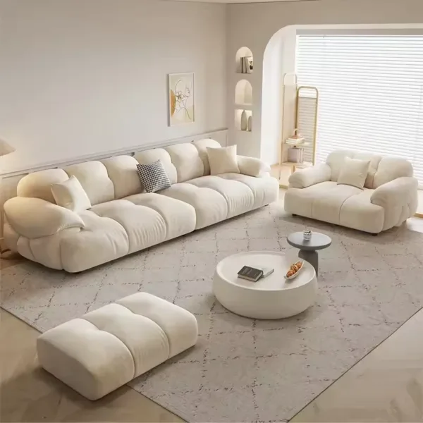 Set ruang tamu dengan Pisa Sofa Ruang Tamu Mewah berwarna putih, lengkap dengan kursi malas dan meja bundar modern.